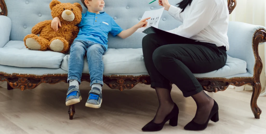 Niño en sesión de psicología infantil